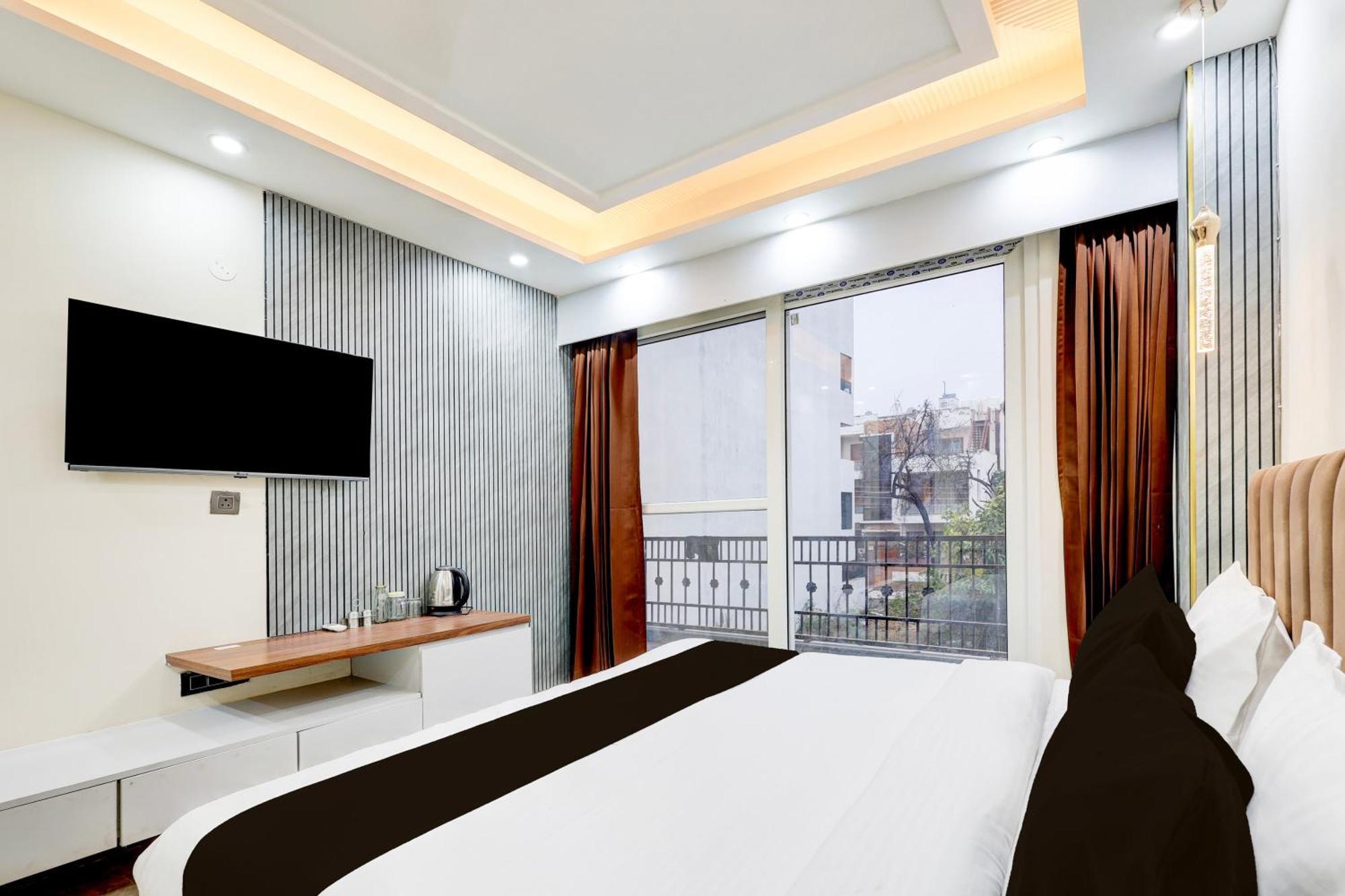 Super Hotel O Sector 43 Гургаон Экстерьер фото